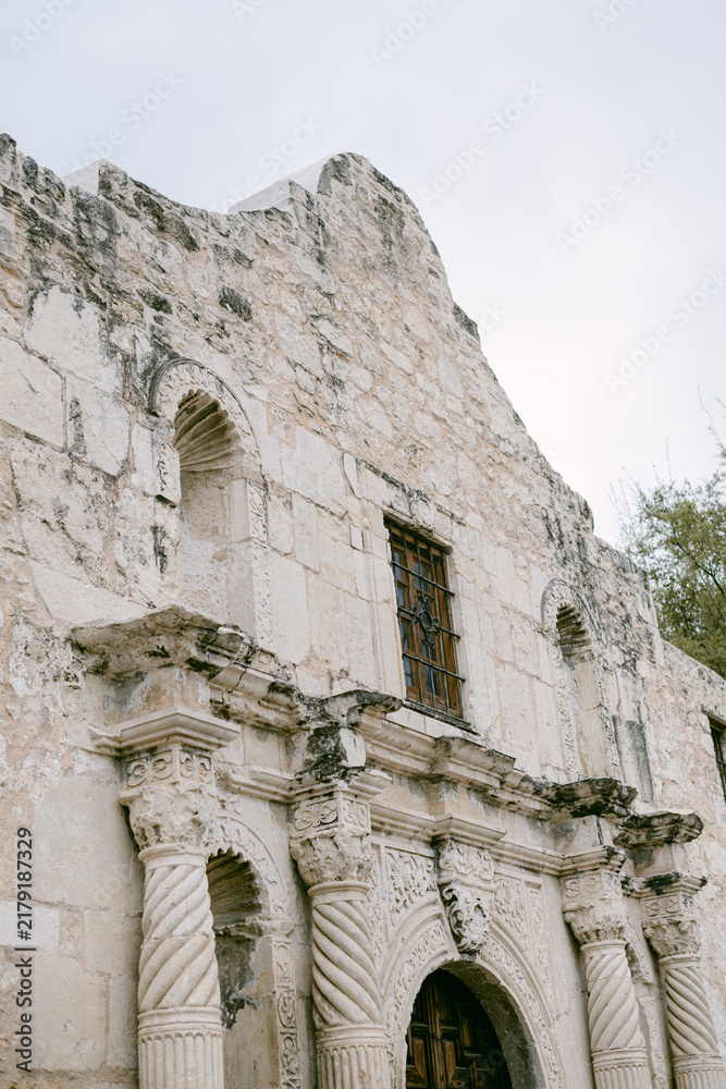 Obraz premium Historic Alamo Mission facade in San Antonio Texas