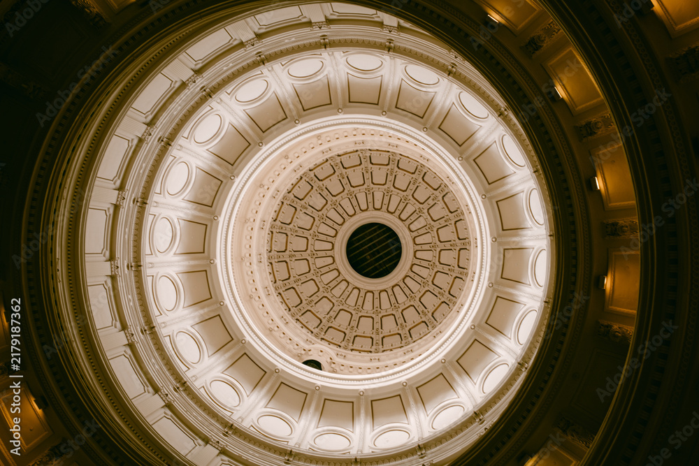 Obraz premium Low angle view of ornate capitol building dome