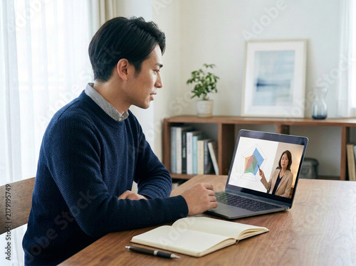 Fototapeta ディープネイビーブルーのニットを着た男性が自宅でノートパソコン越しにレーダーチャート入りの画面で女性専門家からオンライン無料コンサルティングや診断を受けている風景