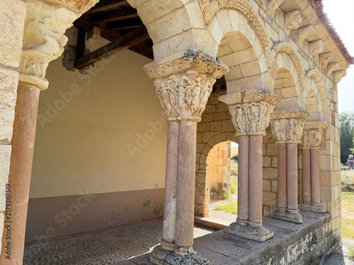 Canvas Print San juan de rabanera romanesque church portico arches