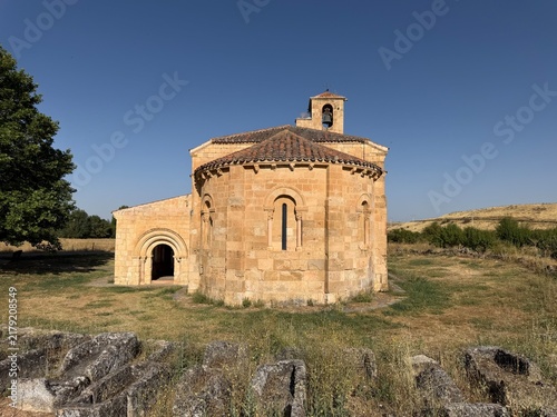Canvas Print Ermita de san pelayo romanesque chapel in rural spain