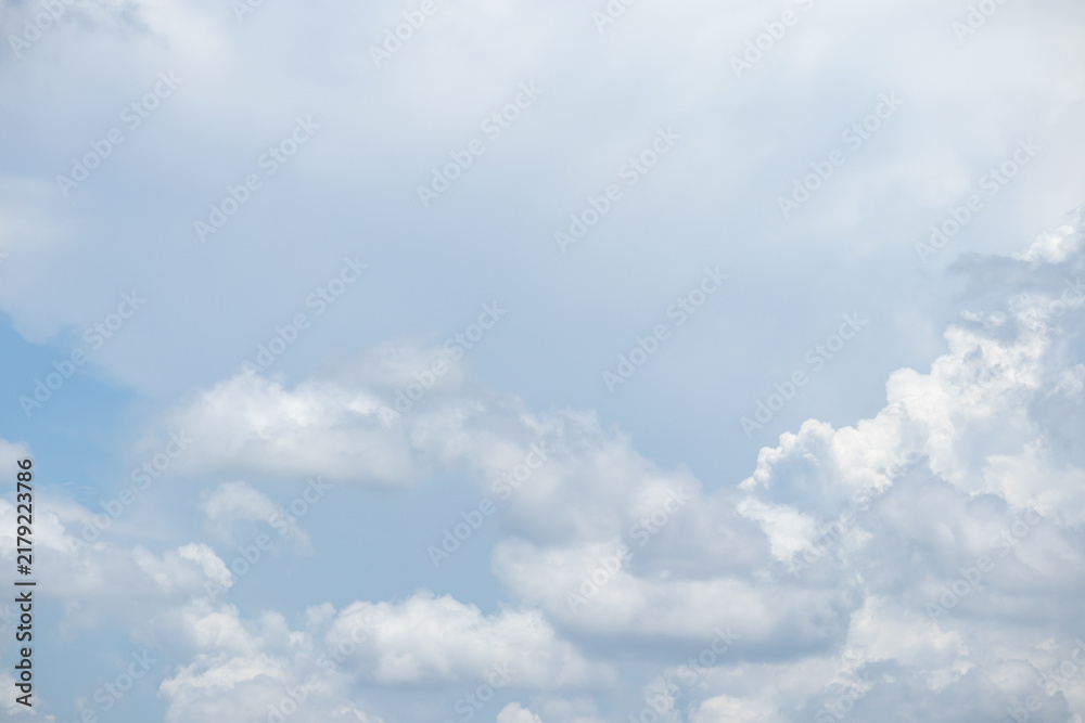 Obraz premium fluffy white clouds building up in the light blue sky