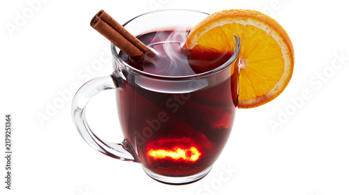 Fotografía Steaming mulled wine in a glass mug with cinnamon stick and orange slice, isolat