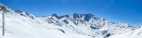 Panel kuchenny z motywem off-piste in the Tarentaise ski resort, the Bellecote massif. Snowy alpine mountain peak under blue sky