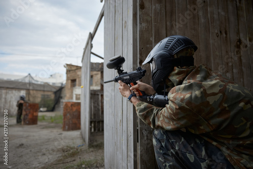 Cuadro en lienzo A soldier is taking a defensive position behind the cover during tactical weapon