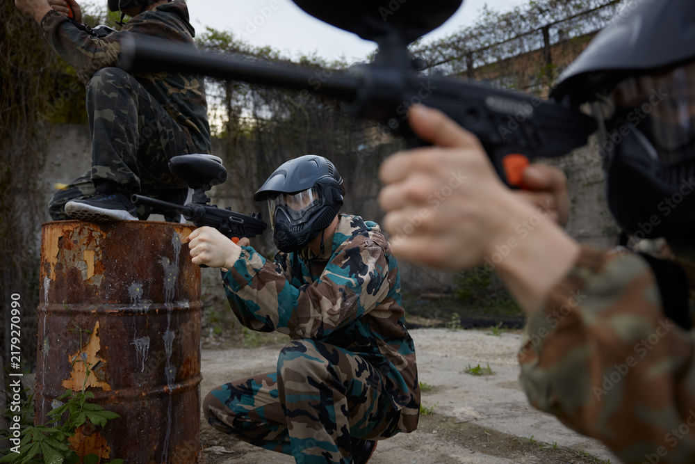 Obraz premium Soldiers take defensive positions and preparing for the attack during paintball tactical training