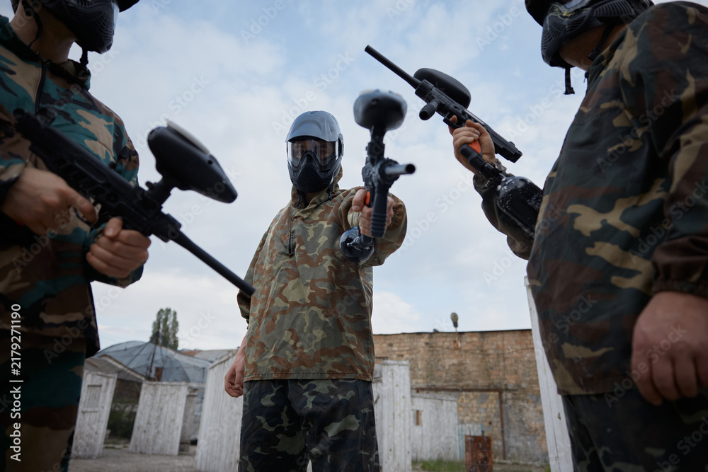 Obraz premium A group of several soldiers hold their weapons while on a training field