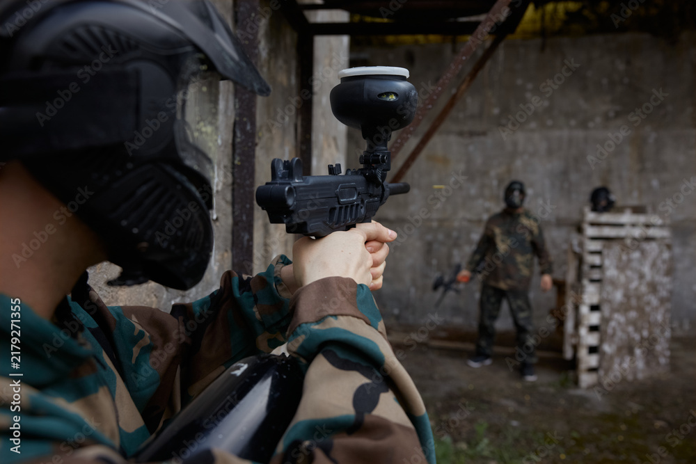 Obraz premium A portrait of a soldier taking a stance and aiming, ready to shoot at his opponents