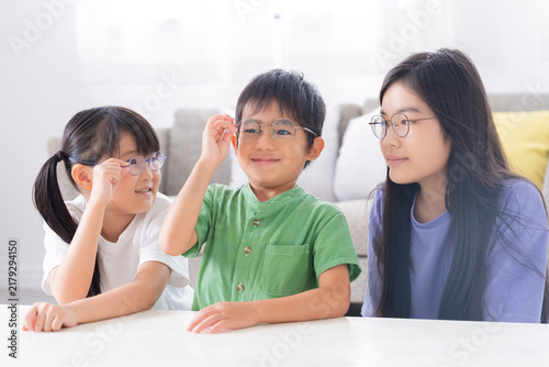眼鏡をかける子供たち