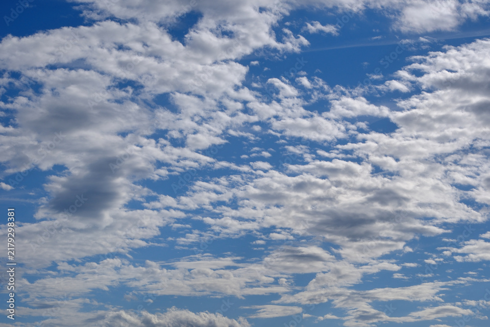 Obraz premium Wolken am blauen Himmel
