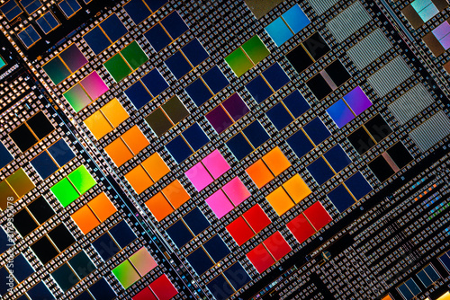 Obraz na płótnie Silicon semiconductor wafer with integrated circuit die mosaic pattern