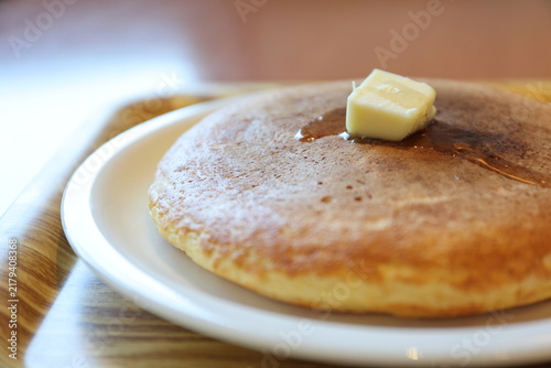 Tapety artystyczne 白い皿の上のホットケーキ