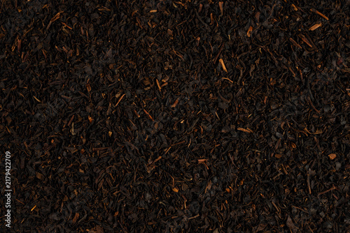 Foto Loose-leaf Ceylon tea spread across a flat surface in a kitchen setting during t