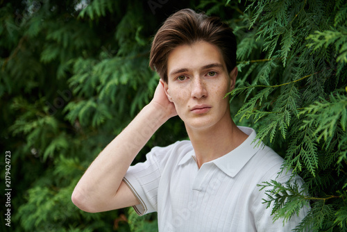 Foto Thoughtful young man in summer park