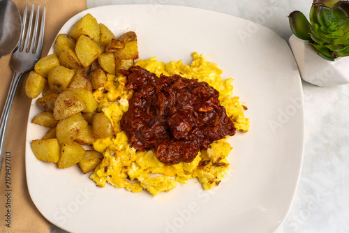 Konstfotografi scramble eggs and pulled pork  served with home fries