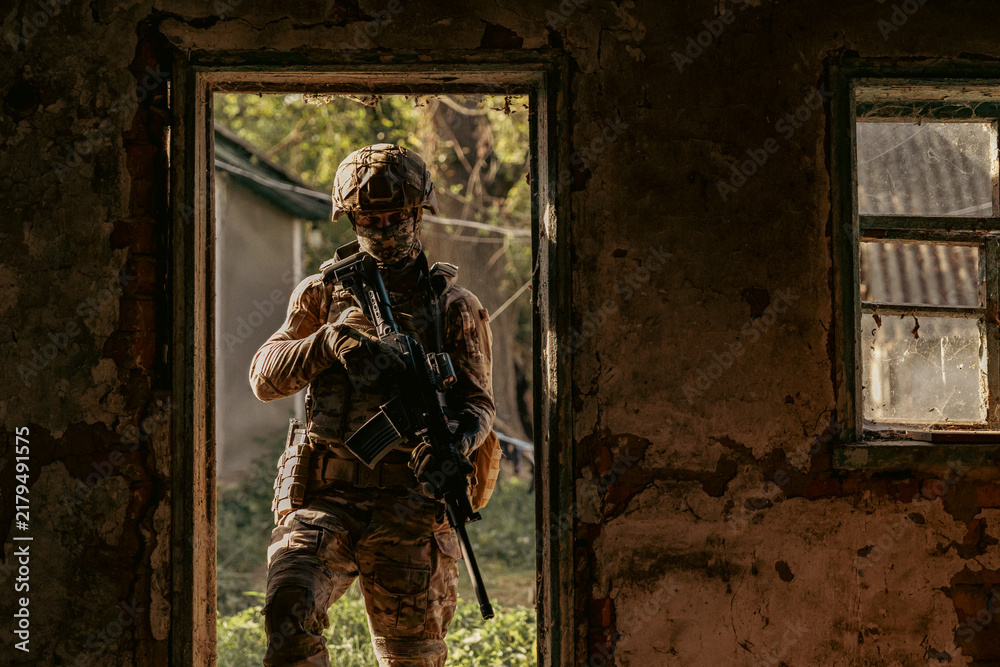 Obraz premium A soldier inspects a destroyed house.