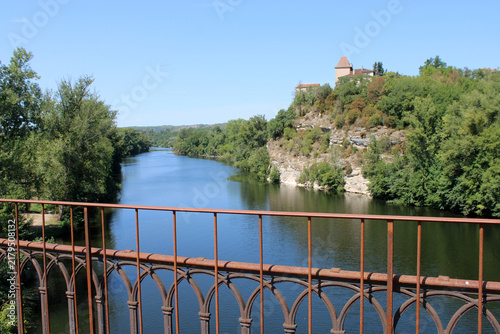 Konstfotografi Vue panoramique sur la rivière Lot, les falaises calcaires et le château de Doue