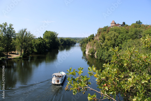 Cuadro en lienzo Péniche ou pénichette naviguant sur la rivière Lot devant les falaises calcaires