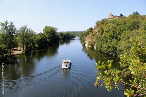 Cuadro en lienzo Péniche ou pénichette naviguant sur la rivière Lot devant les falaises calcaires
