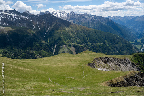 Bergwiese am Fuße des Figerhorn mit Blick auf die beeindruckende Bergkulisse der Schobergruppe 1