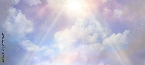 Obraz na płótnie 天国へ続く雲と降り注ぐ太陽光のスピリチュアルな背景画
