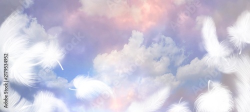 Obraz na płótnie 白い羽が青空に舞うスピリチュアルな天国背景イラスト