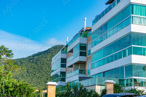 Canvastavla prédios de apartamentos na praia do Santinho no norte da ilha de Florianópolis -