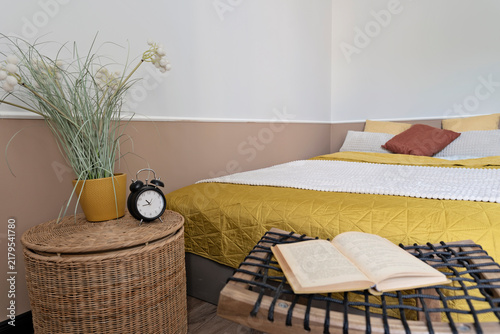 Foto Hotel room interior with double bed and yellow bedding