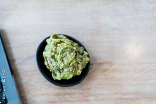 Foto A bowl of mashed avocado, showcasing a fresh and creamy spread
