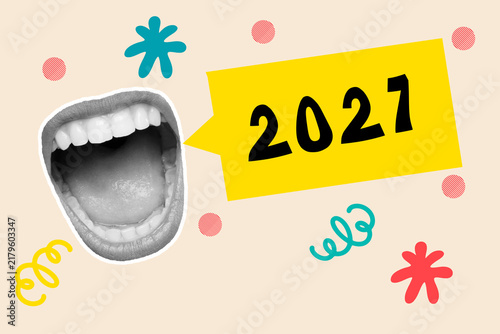Bild auf Leinwand Collage de una boca abierta junto a una burbuja de chat con el año escrito 2027 sobre un fondo beige claro