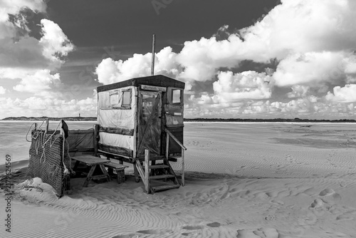 Kleine Hütte am Kniepsand bei Wittdün, Insel Amrum - Schwarz-Weiß Aufnahme