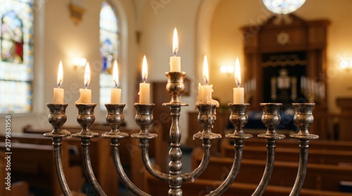 Tapety artystyczne Lit Hanukkah menorah in synagogue