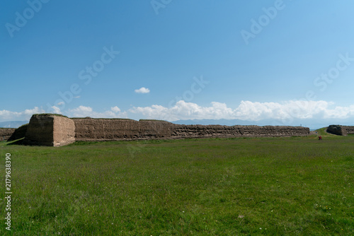 Foto Ancient Ruin Gate on Grassland Under Blue Sky