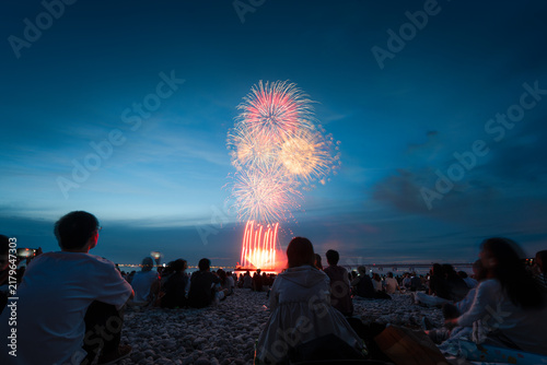 Fotografía Colorful fireworks finale above a beach crowd in Osaka Japan