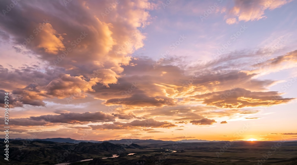 Obraz premium Dramatic Cloudscape with Soft Golden Sunset Light