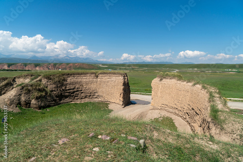 Quadro su tela Ancient Ruin Gate on Grassland Under Blue Sky