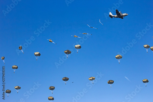 Plakat military parachutist paratroopers parachute jumping out of a military transport planes