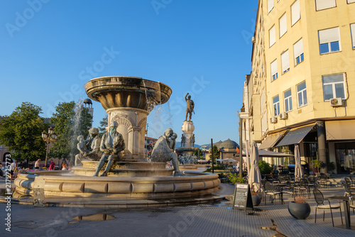 Fotografie Fountain of the Mothers of Macedonia with bronze sculptures in the historic center of Skopje