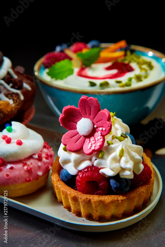 Früchtetörtchen mit Sahnehaube und Marzipanblume
