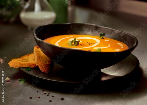 Karottensuppe in Steingutteller