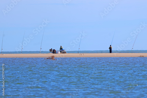 Quelques pécheurs au bord de la plage