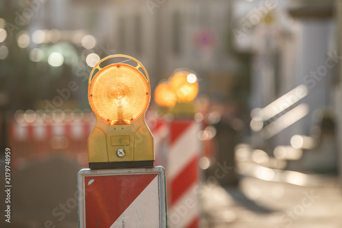 Selektiver Fokus Warnbaken mit gelben Warnleuchten vor unscharfem Hintergrund mit Bokeh im Gegenlicht in der sanierten Schulstraße in Neckartenzlingen.