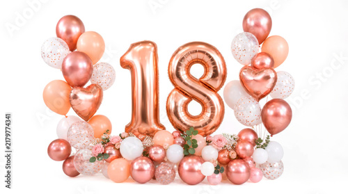Rosegold Ballondekoration zum 18. Geburtstag mit Folienballons und Blumen