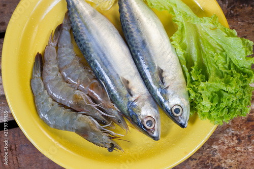Cuadro en lienzo Fresh Mackerel Fish and Raw Shrimp Platter