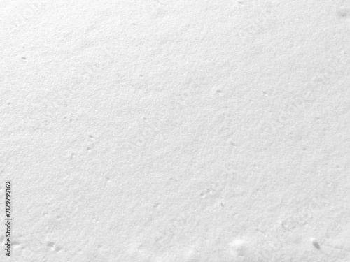 Foto Fresh snow texture: white friable surface with small pits from fallen snowflakes