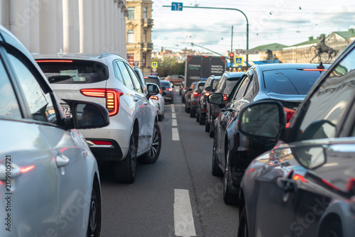 Canvastavla It's a typical day in the city, there's a traffic jam, everyone's in a hurry