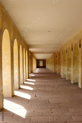 Bogengang im Jagd- und Lustschloss Favorite