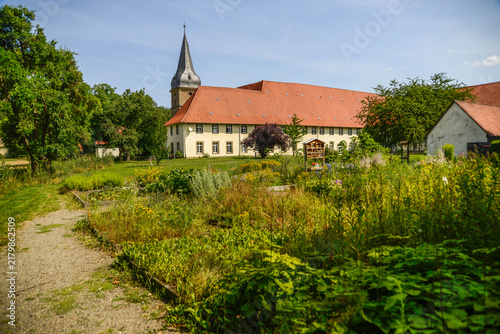 Bild auf Leinwand Klostergarten, Garten, Kirche, Kloster