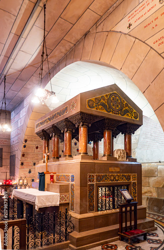 Foto Saint Martin’s tomb in the neo‑Byzantine basilica at Tours, France, with relics and votive plaques