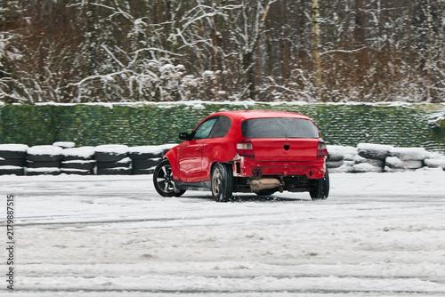Canvastavla Red vehicle with collision damage on winter surface along barrier